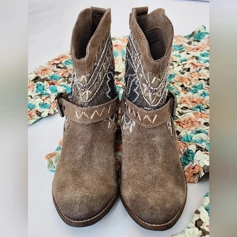 || NAUGHTY MONKEY || taupe, suede booties - Picture 2 of 7